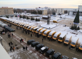 Сегодня возле администрации Орловской области состоялась церемония вручения 84 транспортных спецсредства для нужд учреждений образования и здравоохранения.