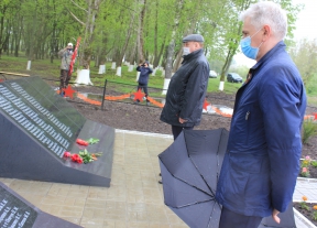 9 мая, в день 75-летия Великой Победы в д. Глазуново были возложены цветы на реконструированном братском захоронении, а также прошла акция «Сад Памяти»