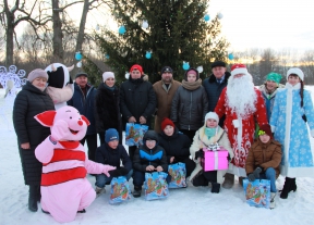 27 декабря в парке усадьбы Шеншиных в Волково прошла «Елка желаний», ставшая традиционной новогодняя акция - возможность подарить радость детям
