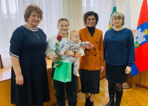 25 ноября в преддверии Дня матери в администрации чествовали жительниц Мценского района, которые в этом году стали многодетными мамами